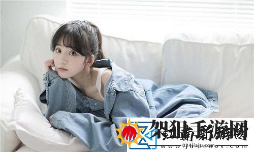 中午妈妈在厨房做饭